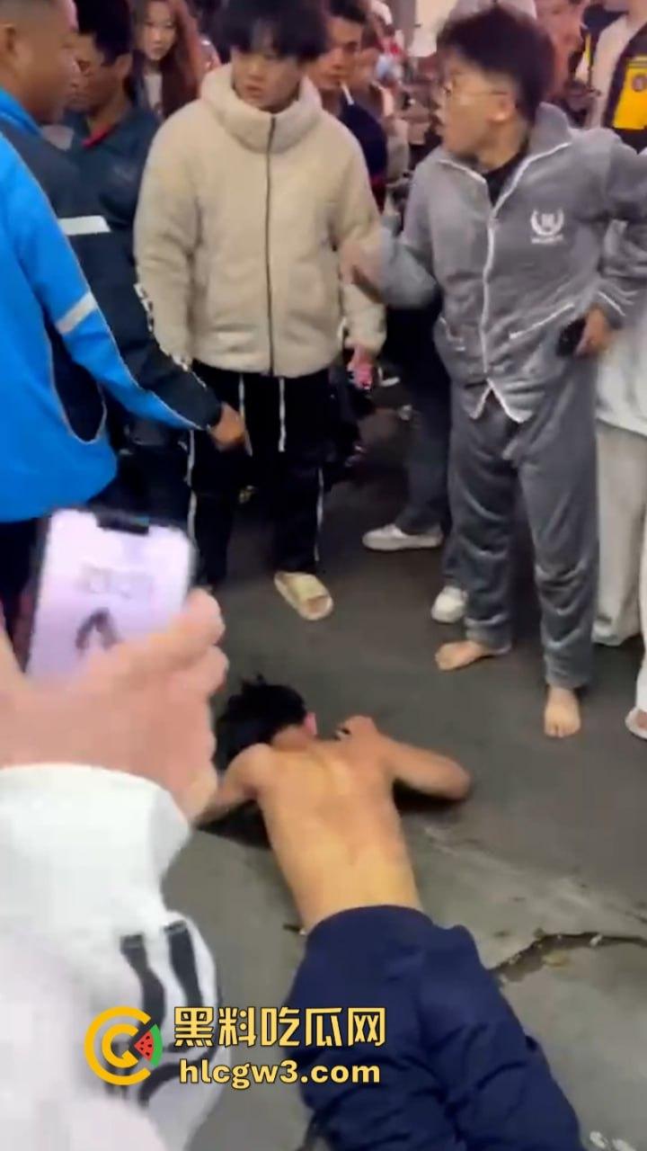 潮汕花臂精神小伙 为赚快钱偷东西被抓  摁倒地上一顿揍 第4张