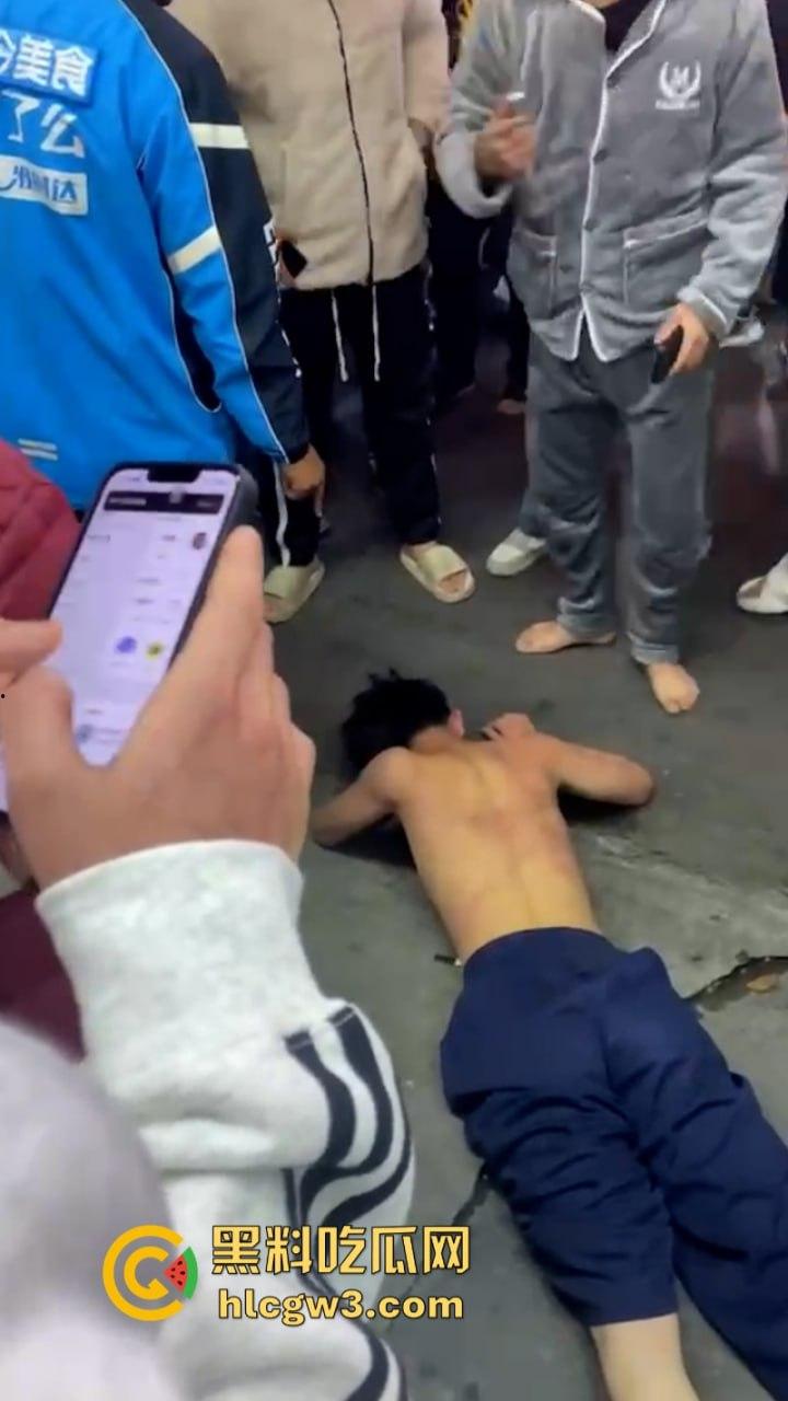 潮汕花臂精神小伙 为赚快钱偷东西被抓  摁倒地上一顿揍 第5张