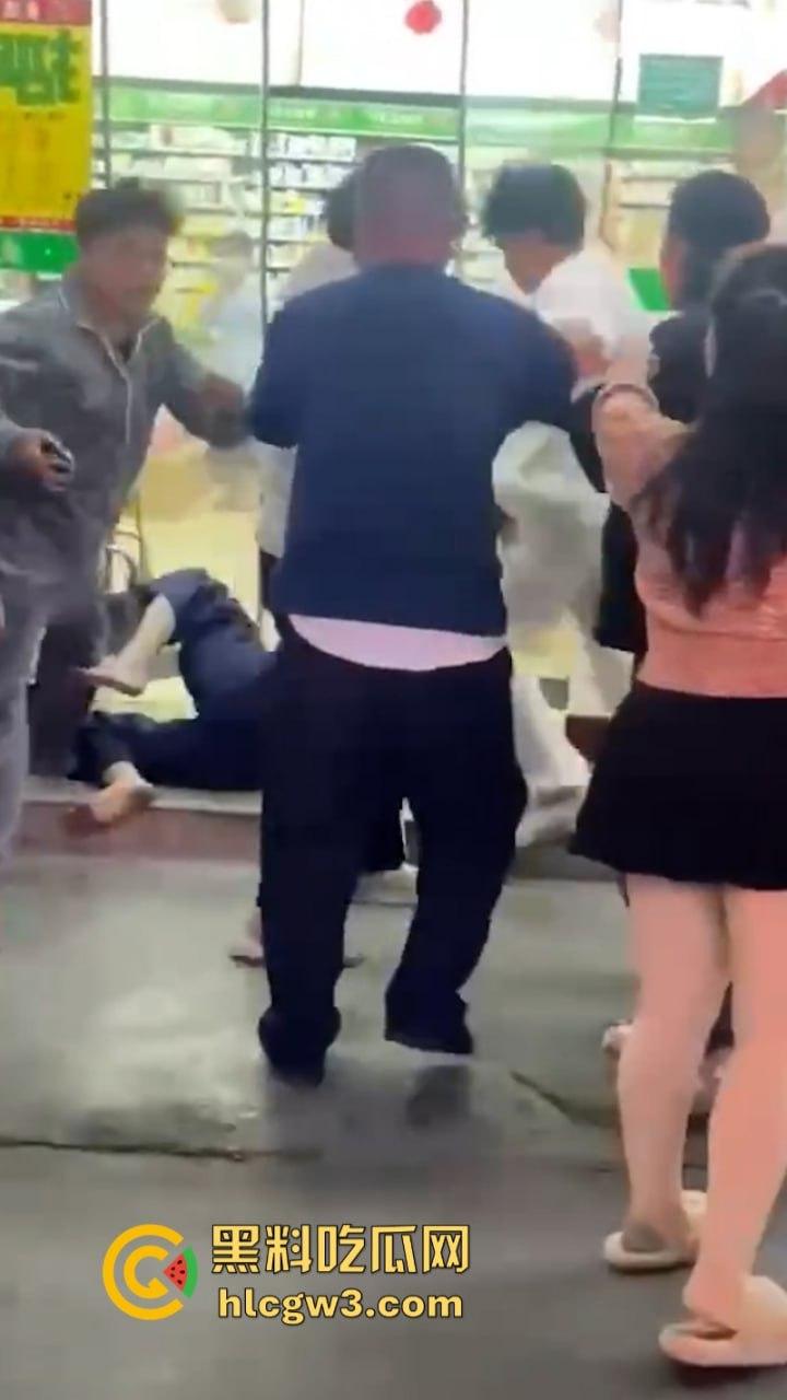 潮汕花臂精神小伙 为赚快钱偷东西被抓  摁倒地上一顿揍 第6张