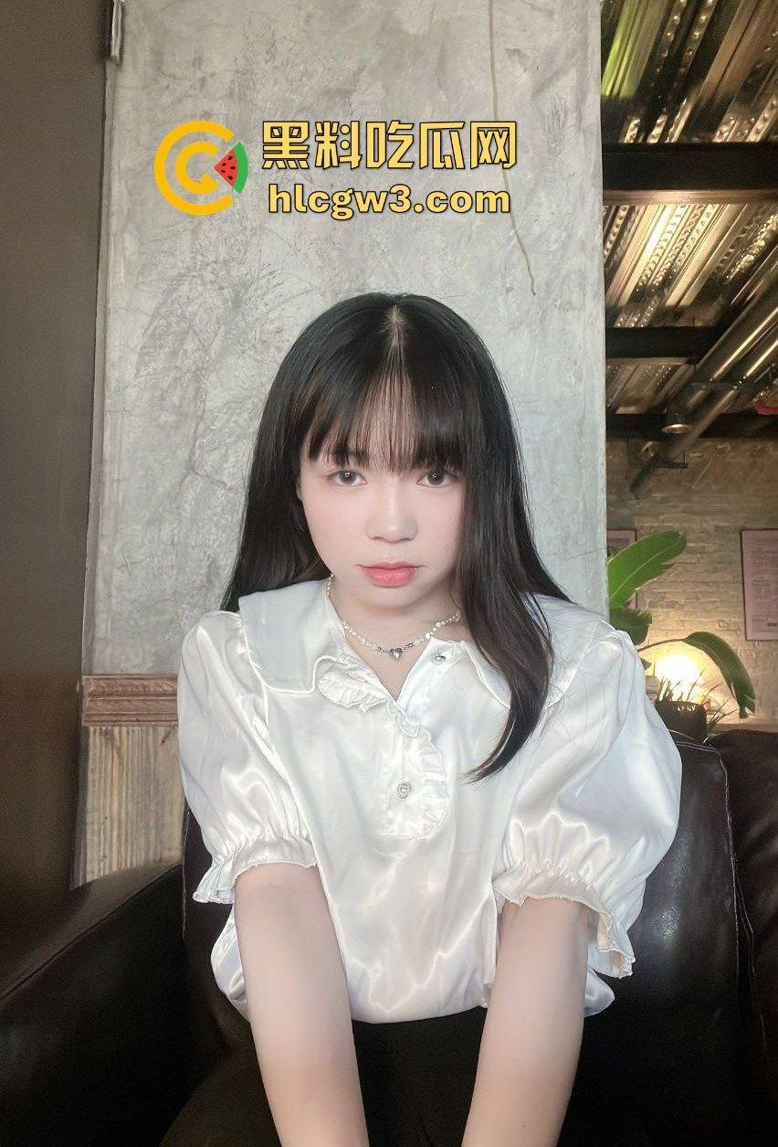 白白嫩嫩极品长腿骚货【胡梦琪】，户外露出拿枪挑逗玩口爆，野战现场直接干到树皮都裂了草到腿软！  第3张