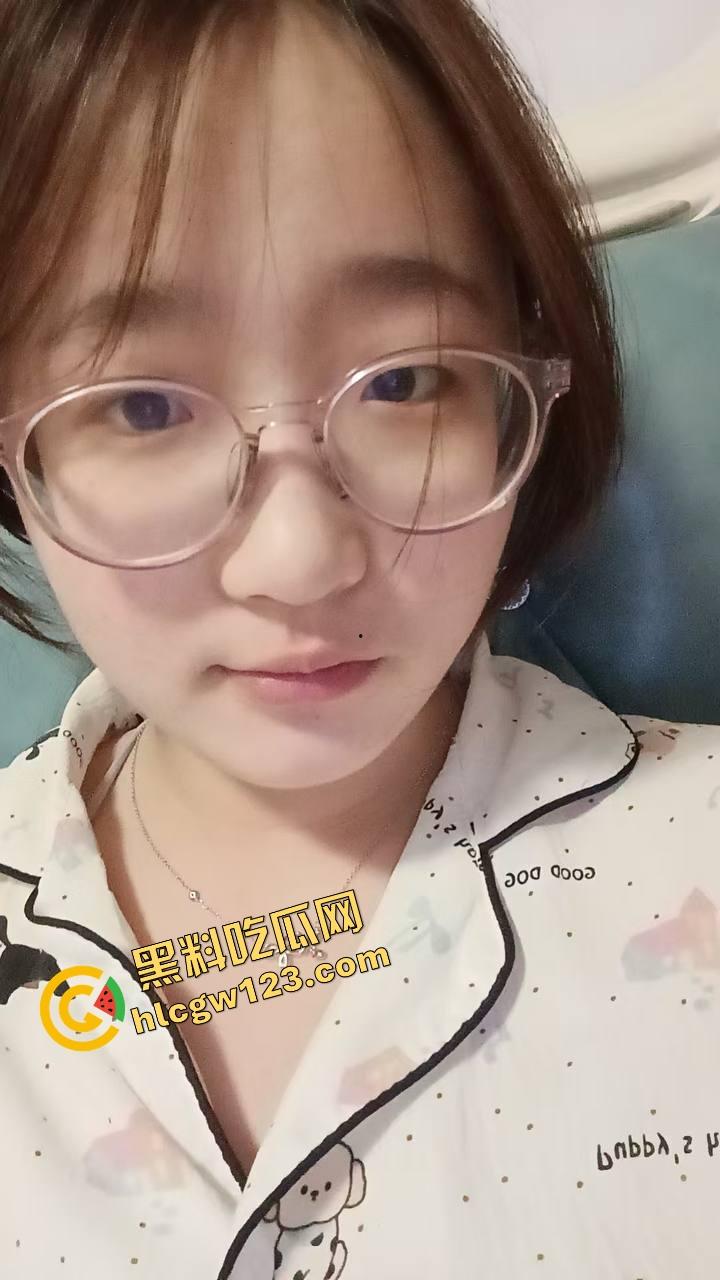 工地佬实拍投稿，简陋铁皮棚里实战啪啪，全程无隔音，骚女微露脸叫到外头都听见，虽不完美但骚得真实！  第1张