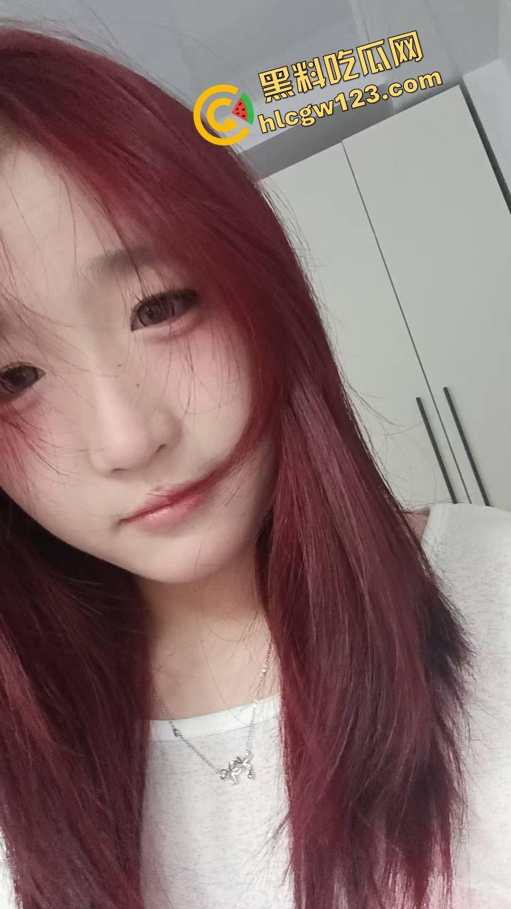 工地佬实拍投稿，简陋铁皮棚里实战啪啪，全程无隔音，骚女微露脸叫到外头都听见，虽不完美但骚得真实！  第2张