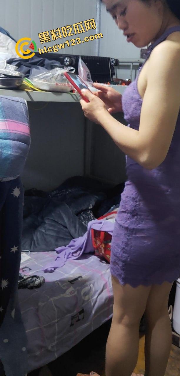 工地佬实拍投稿，简陋铁皮棚里实战啪啪，全程无隔音，骚女微露脸叫到外头都听见，虽不完美但骚得真实！  第3张