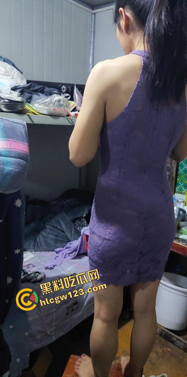 工地佬实拍投稿，简陋铁皮棚里实战啪啪，全程无隔音，骚女微露脸叫到外头都听见，虽不完美但骚得真实！  第5张