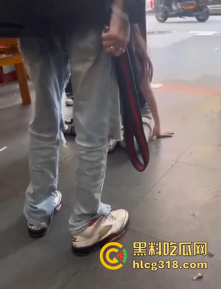 为当网红无下限低俗直播！皮带鞭打屁股 拖鞋拍胸 甚至裸体跳粪池，真是花样百出，想红想疯了！  第1张