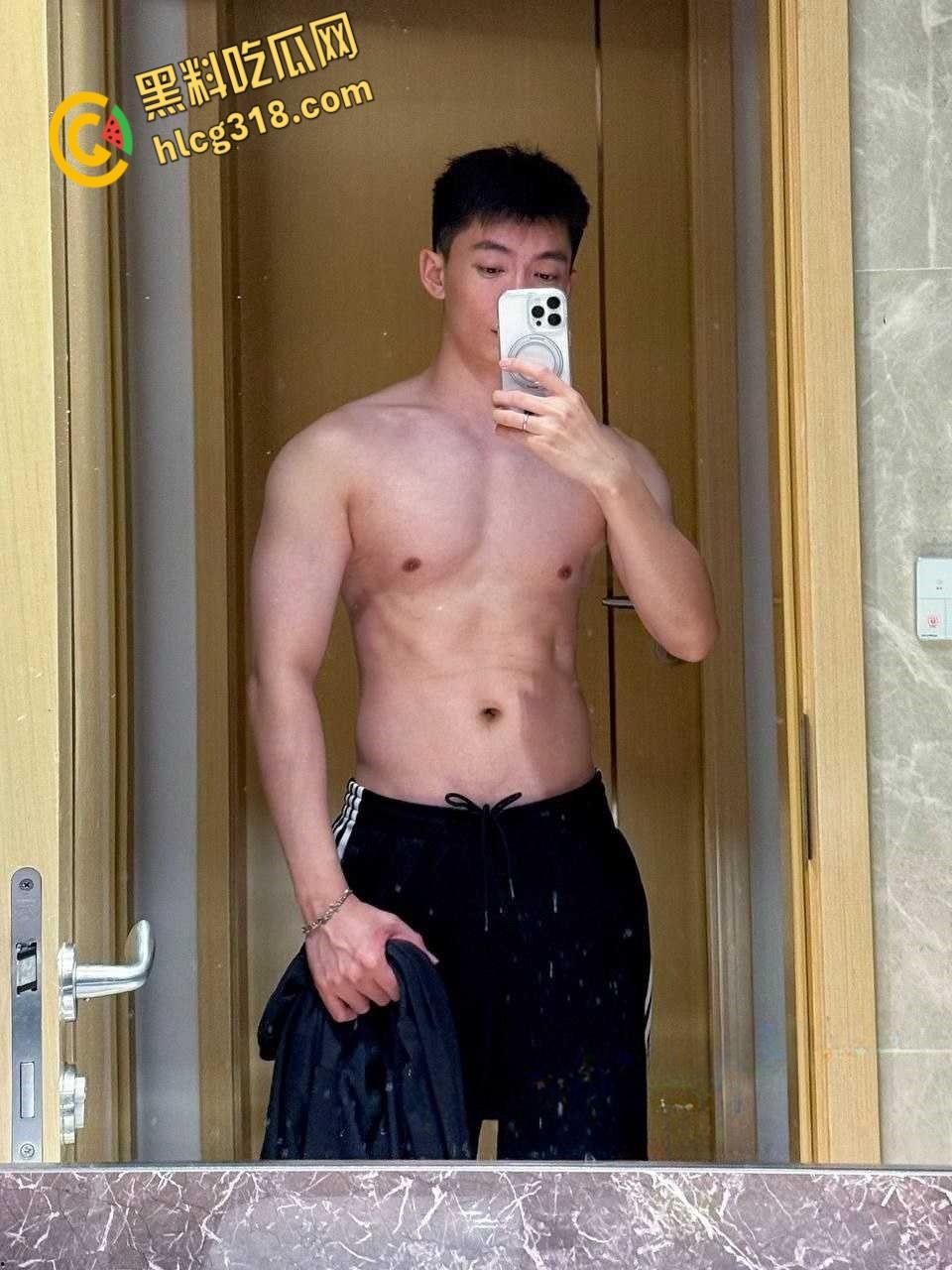 抖音男模约炮女粉丝,黑丝开裆裤性感小翘臀,后入猛猛打桩无套内射! 第2张 抖音男模约炮女粉丝,黑丝开裆裤性感小翘臀,后入猛猛打桩无套内射! 第2张