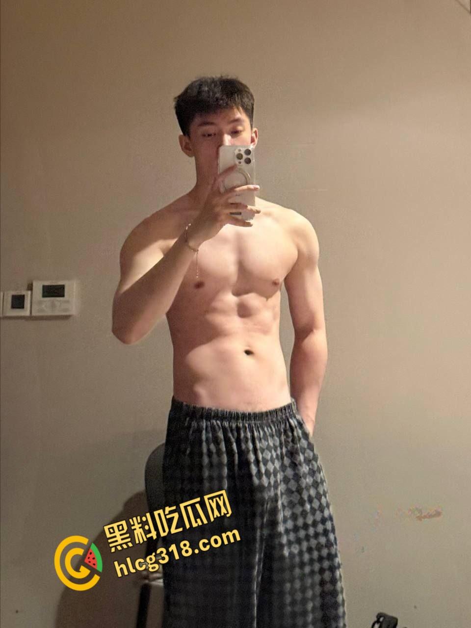 抖音男模约炮女粉丝,黑丝开裆裤性感小翘臀,后入猛猛打桩无套内射! 第3张 抖音男模约炮女粉丝,黑丝开裆裤性感小翘臀,后入猛猛打桩无套内射! 第3张