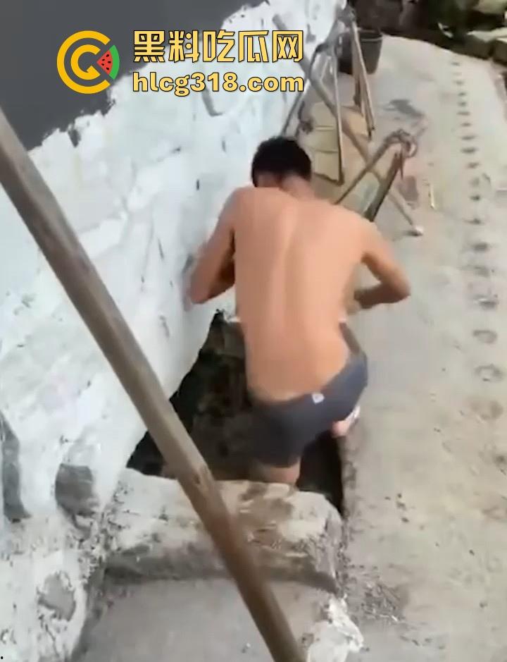 为当网红无下限低俗直播！皮带鞭打屁股 拖鞋拍胸 甚至裸体跳粪池，真是花样百出，想红想疯了！  第6张