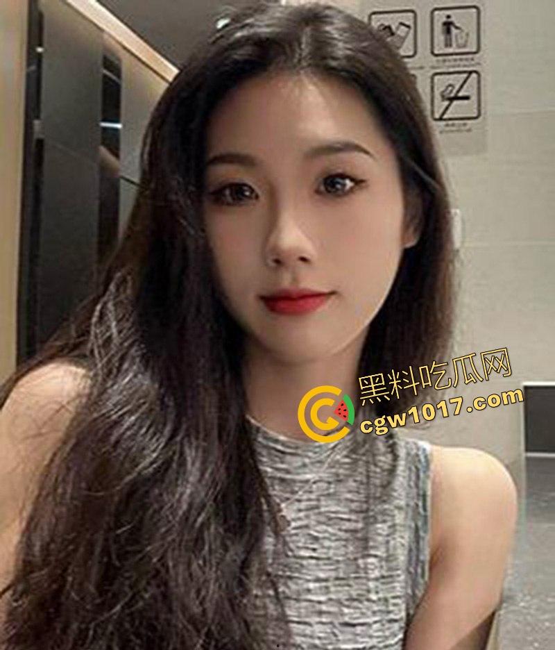 常州轻工大学饭堂激情一刻，JK清纯女大激情相吻，情到浓处直捅裙底骚逼，随后女生跪地疑似深喉口交，当我们不是人是吧！  第1张