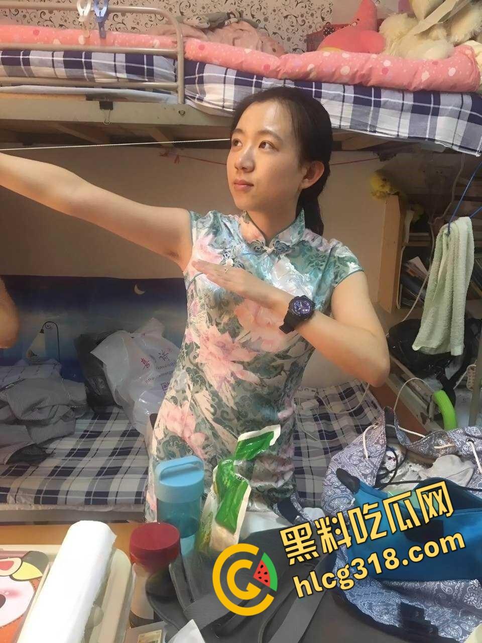 青岛反差女大学生【谭晓怡】，游戏开黑好队友，操逼都不忘王者荣耀语音开黑，还捂住自己嘴巴不发出娇喘声 ！  第3张
