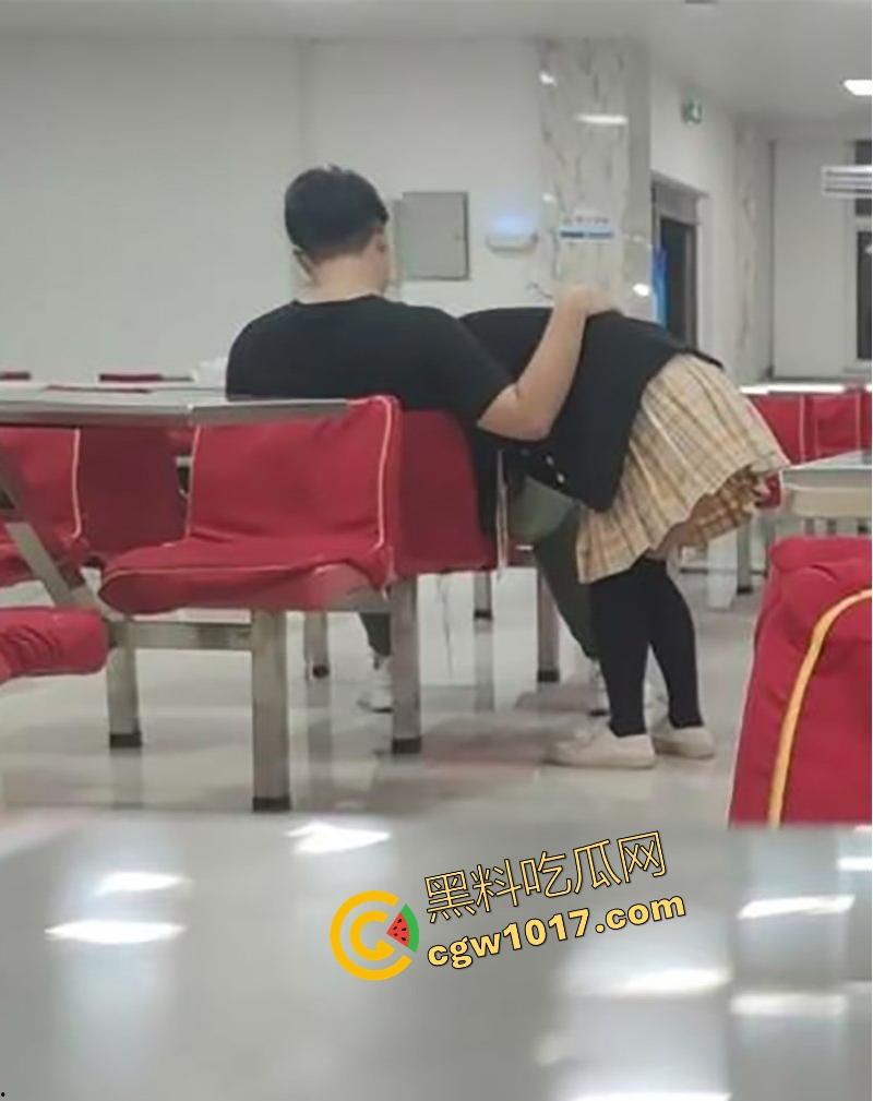 常州轻工大学饭堂激情一刻，JK清纯女大激情相吻，情到浓处直捅裙底骚逼，随后女生跪地疑似深喉口交，当我们不是人是吧！  第6张