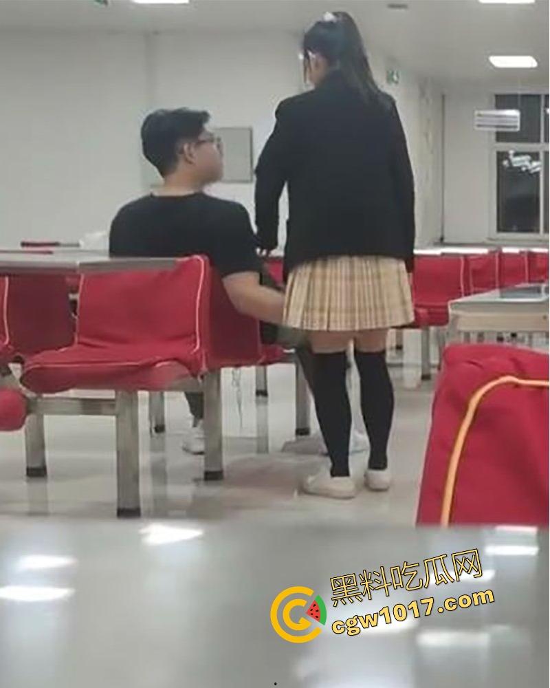 常州轻工大学饭堂激情一刻，JK清纯女大激情相吻，情到浓处直捅裙底骚逼，随后女生跪地疑似深喉口交，当我们不是人是吧！  第7张