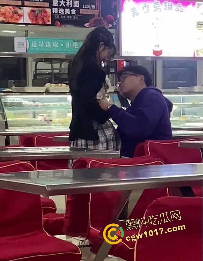 常州轻工大学饭堂激情一刻，JK清纯女大激情相吻，情到浓处直捅裙底骚逼，随后女生跪地疑似深喉口交，当我们不是人是吧！  第10张