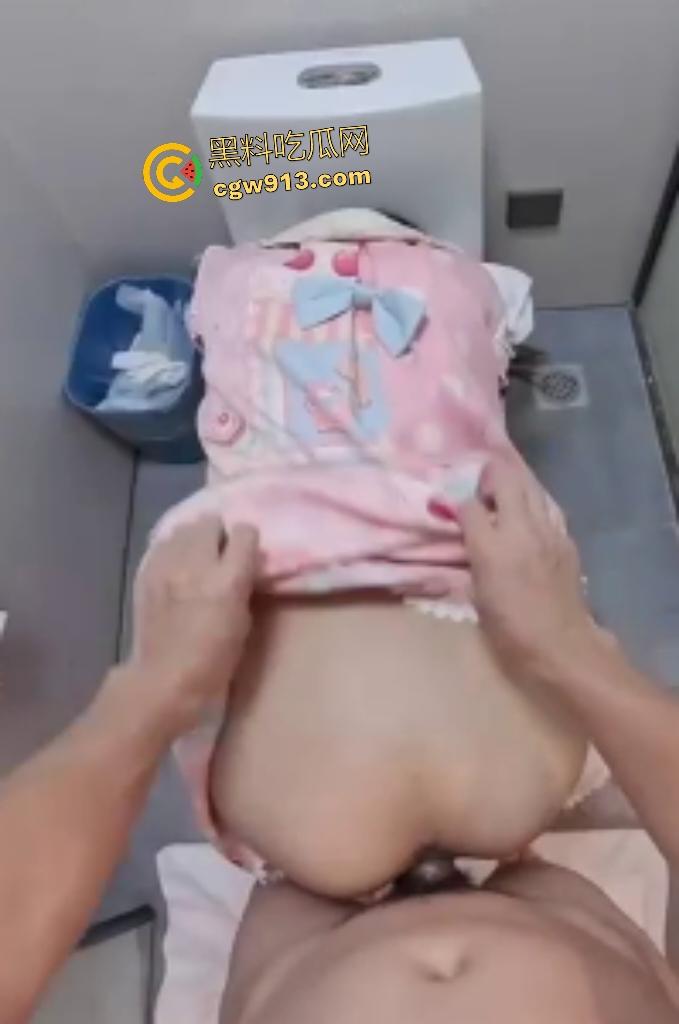 高中双马尾萝莉性欲爆发!樱桃嘴主动送上口交,娇嫩小穴被无套猛操,厕所里被小哥抓辫后入练习骑马! 第8张 高中双马尾萝莉性欲爆发!樱桃嘴主动送上口交,娇嫩小穴被无套猛操,厕所里被小哥抓辫后入练习骑马! 第8张