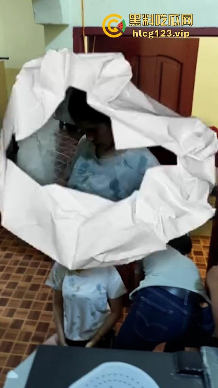 胆小慎入 印尼女子家中上吊自杀 被发现时人都硬了 视频曝光自杀细节 第1张 胆小慎入 印尼女子家中上吊自杀 被发现时人都硬了 视频曝光自杀细节 第1张