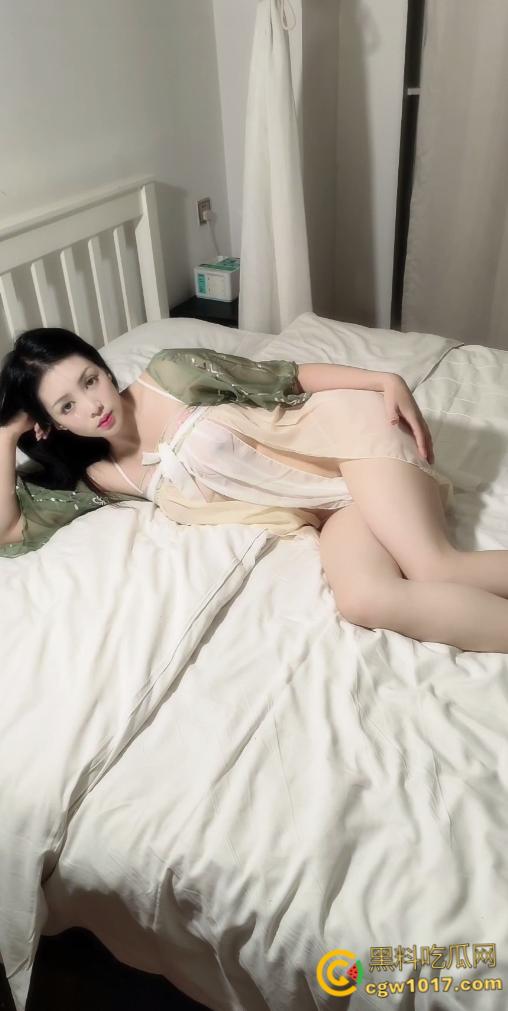 推特反差主播【李婉儿】，户外山林野战直播，口交乳交轮番榨精，多姿势激情交合，精液射嘴香艳诱惑！  第1张