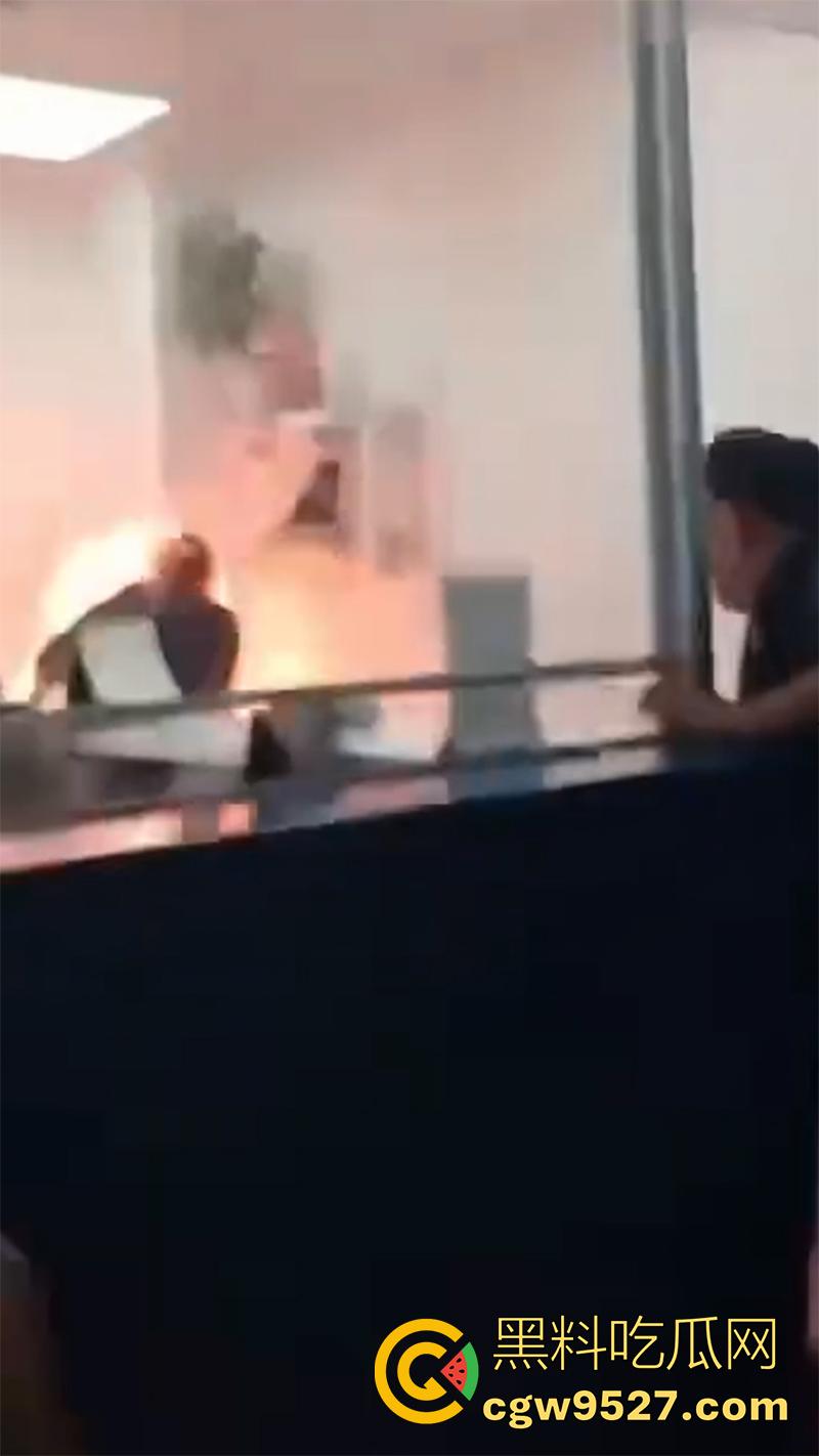 哈萨克斯坦男子，在阿拉木图机场自焚，火势很快被扑灭，受害者被送往市立医院接受治疗！  第1张