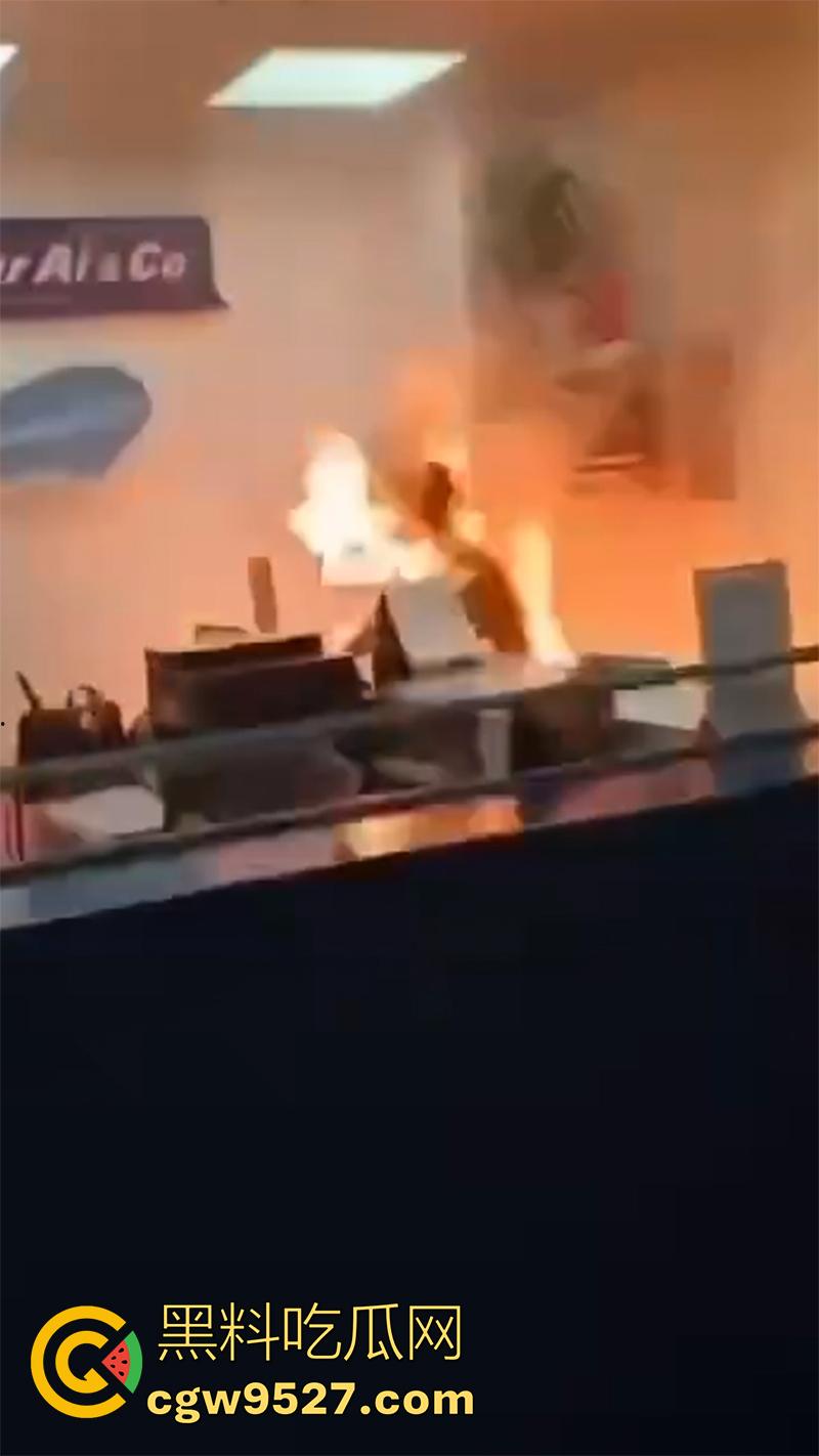 哈萨克斯坦男子，在阿拉木图机场自焚，火势很快被扑灭，受害者被送往市立医院接受治疗！  第2张