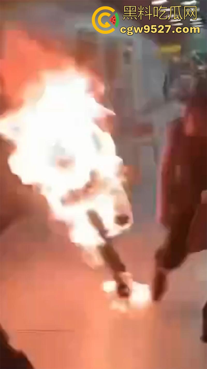 哈萨克斯坦男子，在阿拉木图机场自焚，火势很快被扑灭，受害者被送往市立医院接受治疗！  第3张