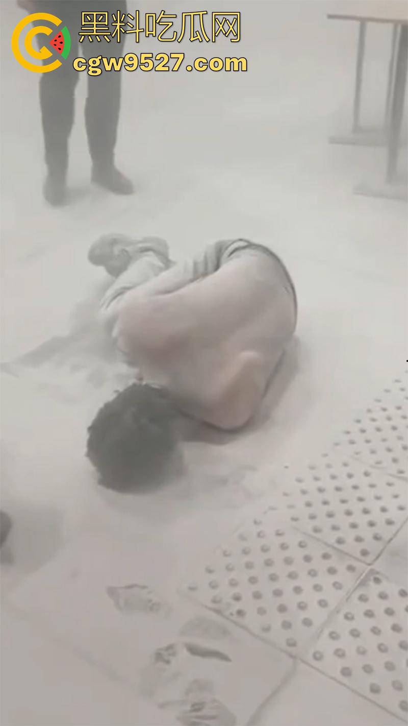 哈萨克斯坦男子，在阿拉木图机场自焚，火势很快被扑灭，受害者被送往市立医院接受治疗！  第6张