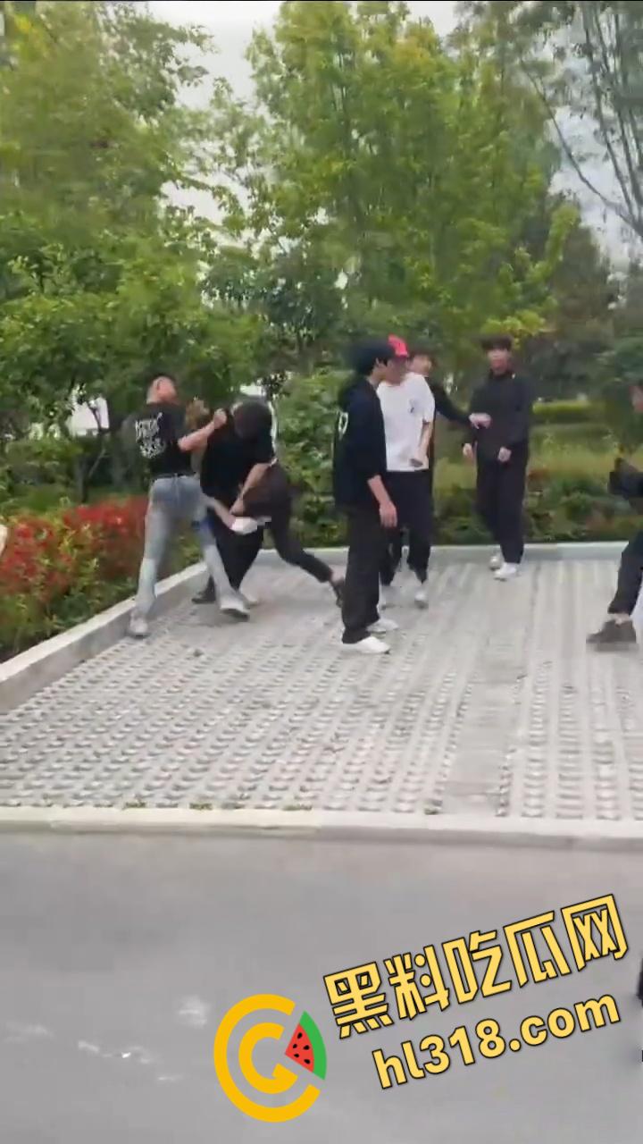 精神小伙为爱街头斗殴,两男子被一群人围殴,红毛白衣小伙被刀砍伤手臂,血流不止到处逃窜 ! 第1张 精神小伙为爱街头斗殴,两男子被一群人围殴,红毛白衣小伙被刀砍伤手臂,血流不止到处逃窜 ! 第1张