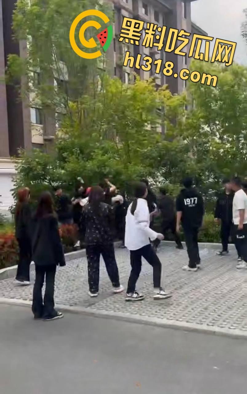 精神小伙为爱街头斗殴,两男子被一群人围殴,红毛白衣小伙被刀砍伤手臂,血流不止到处逃窜 ! 第2张 精神小伙为爱街头斗殴,两男子被一群人围殴,红毛白衣小伙被刀砍伤手臂,血流不止到处逃窜 ! 第2张