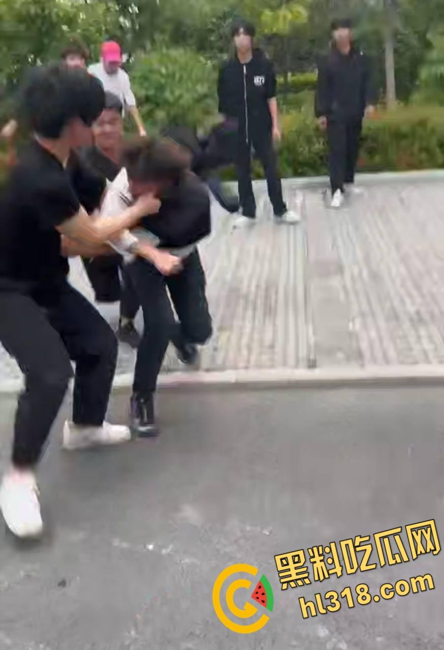 精神小伙为爱街头斗殴,两男子被一群人围殴,红毛白衣小伙被刀砍伤手臂,血流不止到处逃窜 ! 第3张 精神小伙为爱街头斗殴,两男子被一群人围殴,红毛白衣小伙被刀砍伤手臂,血流不止到处逃窜 ! 第3张