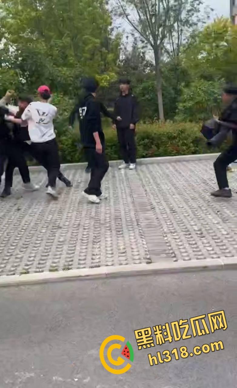 精神小伙为爱街头斗殴,两男子被一群人围殴,红毛白衣小伙被刀砍伤手臂,血流不止到处逃窜 ! 第4张 精神小伙为爱街头斗殴,两男子被一群人围殴,红毛白衣小伙被刀砍伤手臂,血流不止到处逃窜 ! 第4张