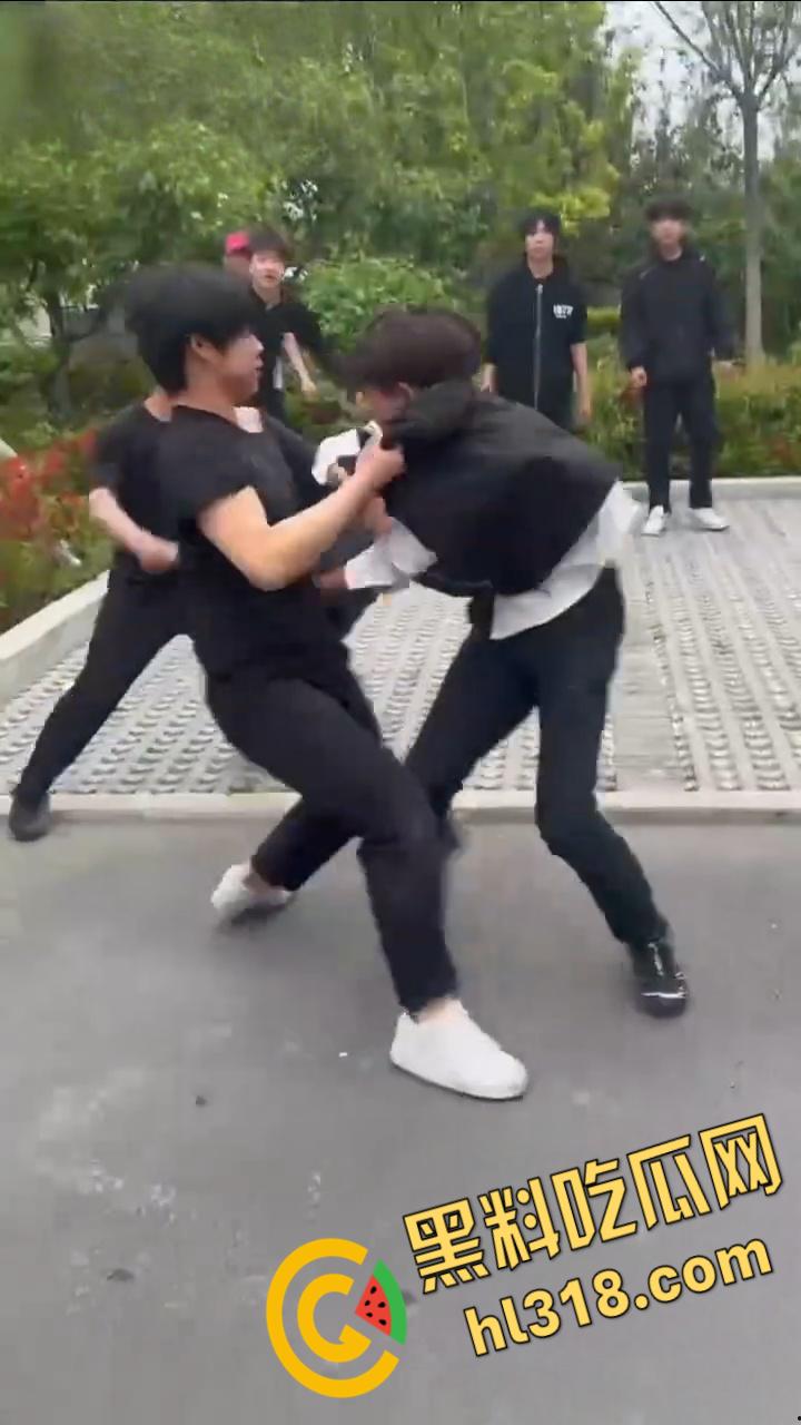 精神小伙为爱街头斗殴,两男子被一群人围殴,红毛白衣小伙被刀砍伤手臂,血流不止到处逃窜 ! 第5张 精神小伙为爱街头斗殴,两男子被一群人围殴,红毛白衣小伙被刀砍伤手臂,血流不止到处逃窜 ! 第5张