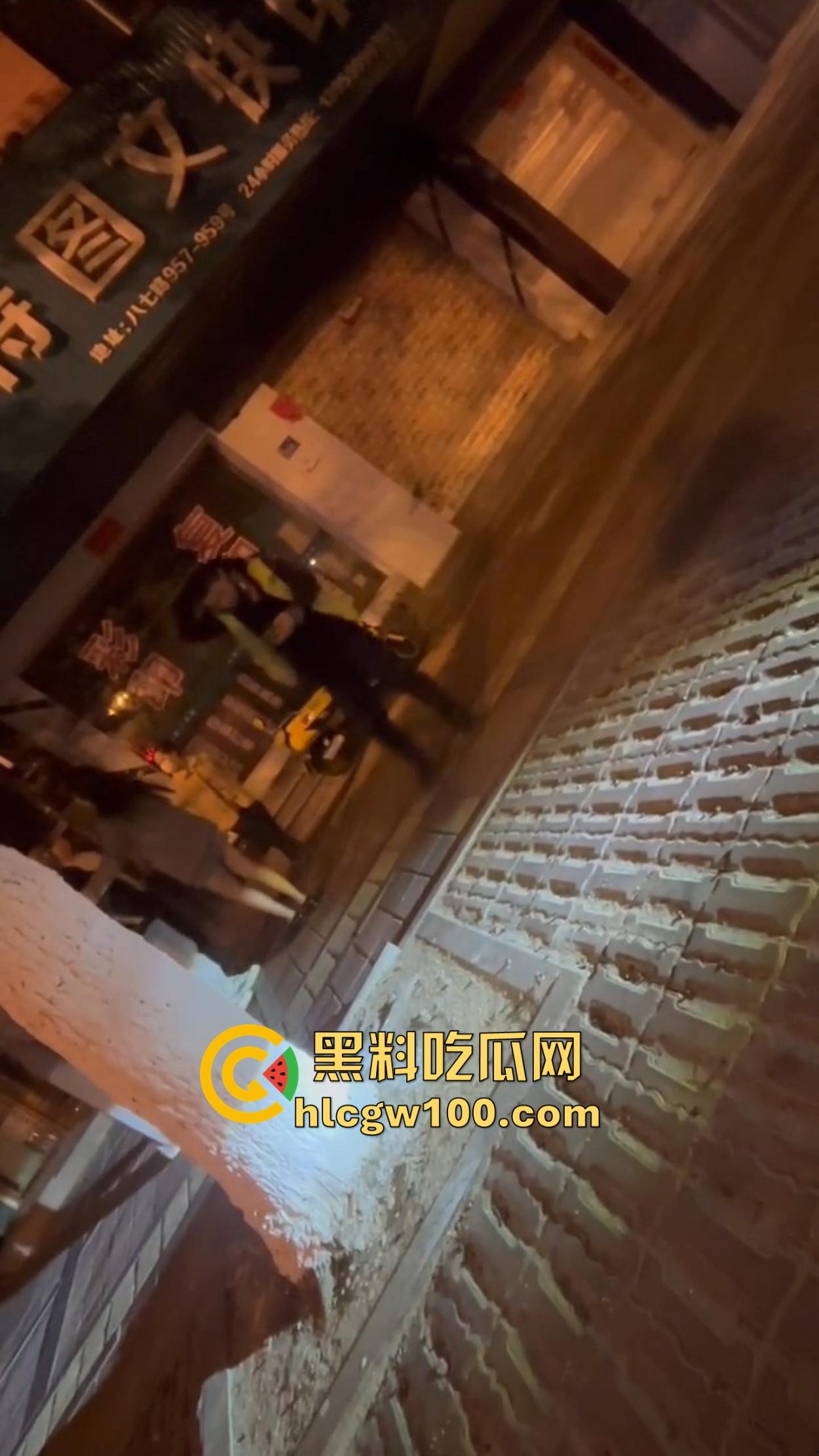 深圳街头大G车主醉汉闹事,嫌代驾收费贵,怒骂拳打不够还拿头盔爆扣,代驾被砸得怀疑人生! 第7张 深圳街头大G车主醉汉闹事,嫌代驾收费贵,怒骂拳打不够还拿头盔爆扣,代驾被砸得怀疑人生! 第7张