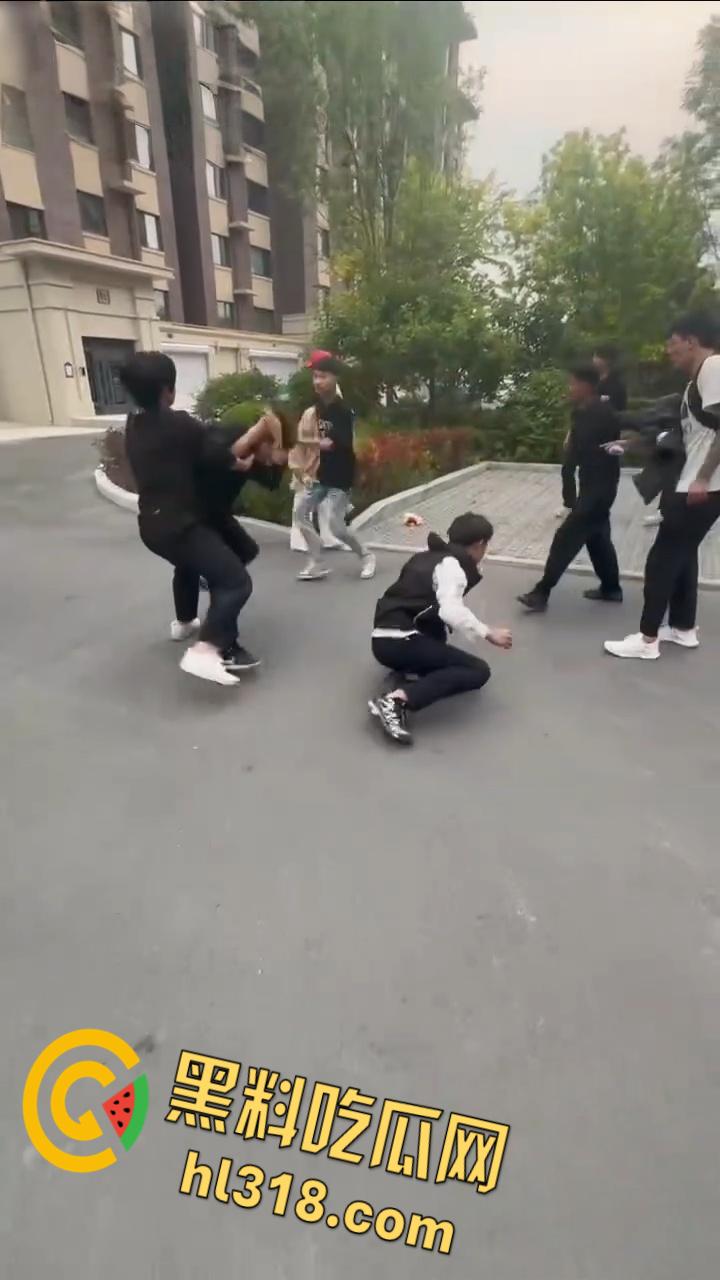 精神小伙为爱街头斗殴,两男子被一群人围殴,红毛白衣小伙被刀砍伤手臂,血流不止到处逃窜 ! 第6张 精神小伙为爱街头斗殴,两男子被一群人围殴,红毛白衣小伙被刀砍伤手臂,血流不止到处逃窜 ! 第6张