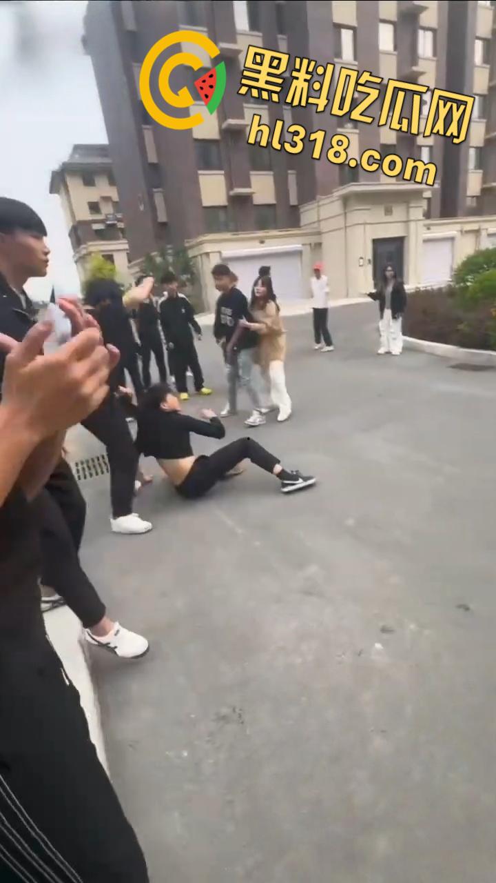 精神小伙为爱街头斗殴,两男子被一群人围殴,红毛白衣小伙被刀砍伤手臂,血流不止到处逃窜 ! 第7张 精神小伙为爱街头斗殴,两男子被一群人围殴,红毛白衣小伙被刀砍伤手臂,血流不止到处逃窜 ! 第7张