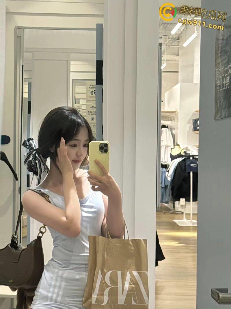 湖南长沙高颜值情侣，下班激情做爱解压，露脸深喉被男友怼拍，开档肉丝自慰娇喘淫叫，撅着翘臀拽头发猛操！  第1张