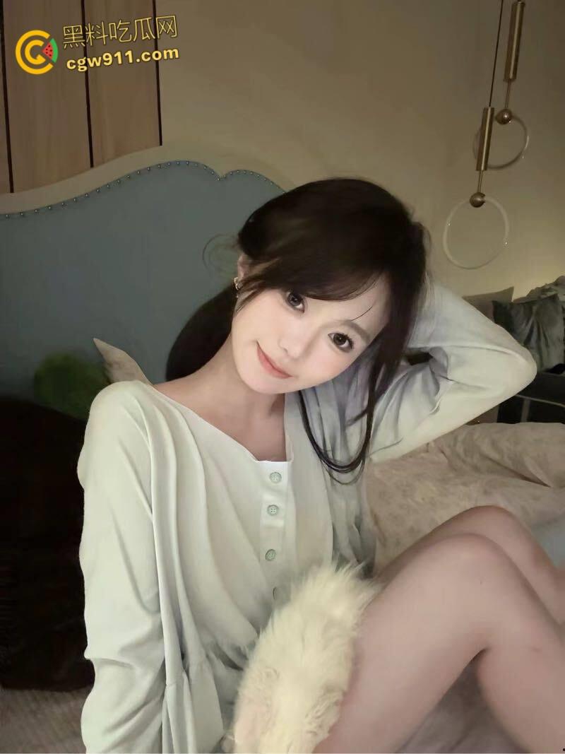 湖南长沙高颜值情侣，下班激情做爱解压，露脸深喉被男友怼拍，开档肉丝自慰娇喘淫叫，撅着翘臀拽头发猛操！  第2张