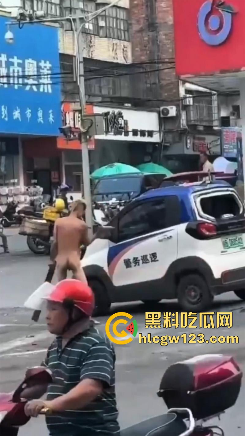 广西柳州惊现裸男,小黄毛疑似吸毒,大热天赤裸全身裸奔,到处砸车打人,被警察当场逮捕! 第1张 广西柳州惊现裸男,小黄毛疑似吸毒,大热天赤裸全身裸奔,到处砸车打人,被警察当场逮捕! 第1张