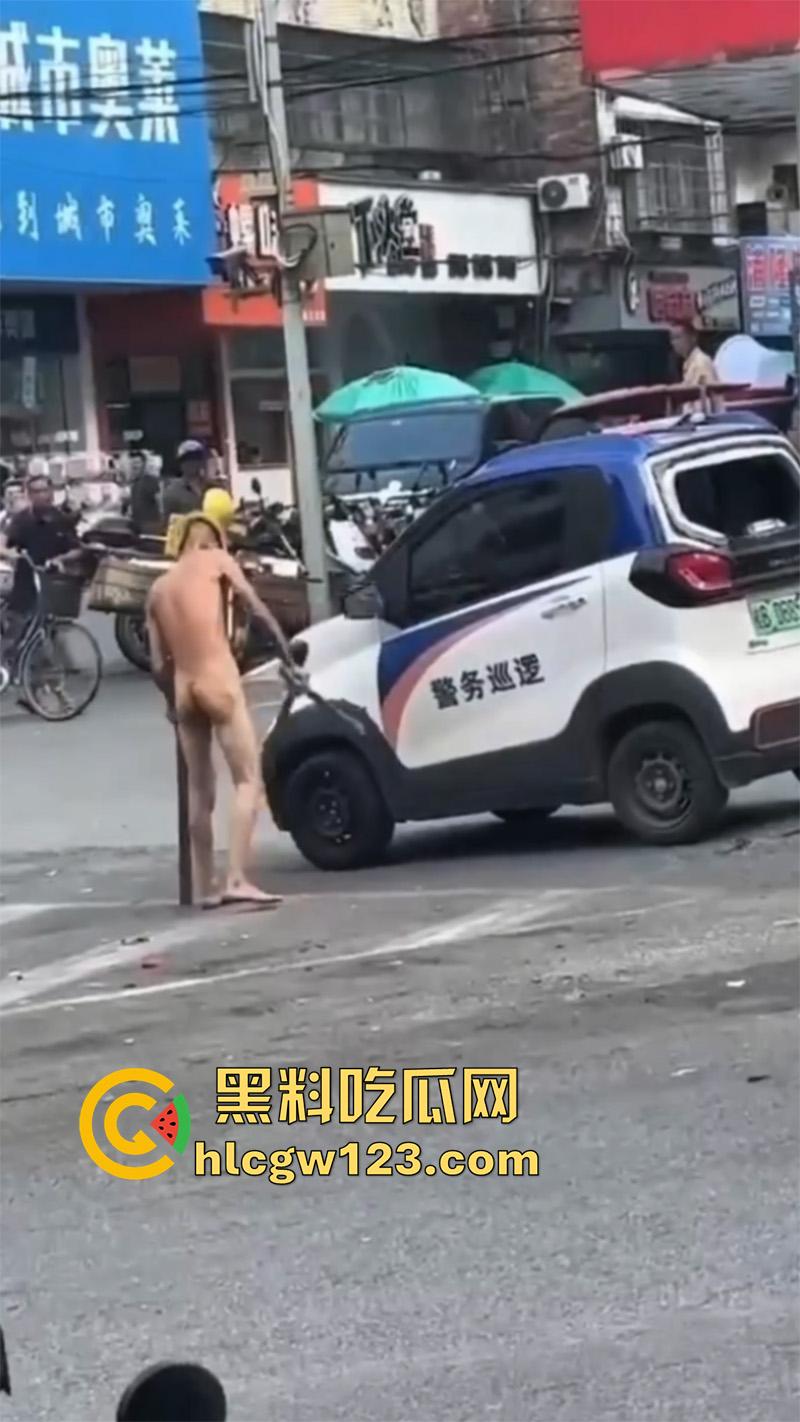 广西柳州惊现裸男,小黄毛疑似吸毒,大热天赤裸全身裸奔,到处砸车打人,被警察当场逮捕! 第2张 广西柳州惊现裸男,小黄毛疑似吸毒,大热天赤裸全身裸奔,到处砸车打人,被警察当场逮捕! 第2张