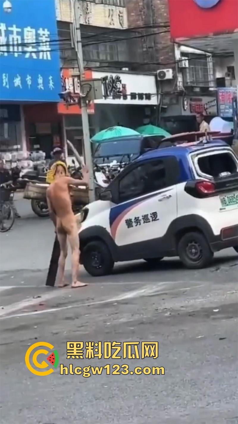广西柳州惊现裸男,小黄毛疑似吸毒,大热天赤裸全身裸奔,到处砸车打人,被警察当场逮捕! 第3张 广西柳州惊现裸男,小黄毛疑似吸毒,大热天赤裸全身裸奔,到处砸车打人,被警察当场逮捕! 第3张