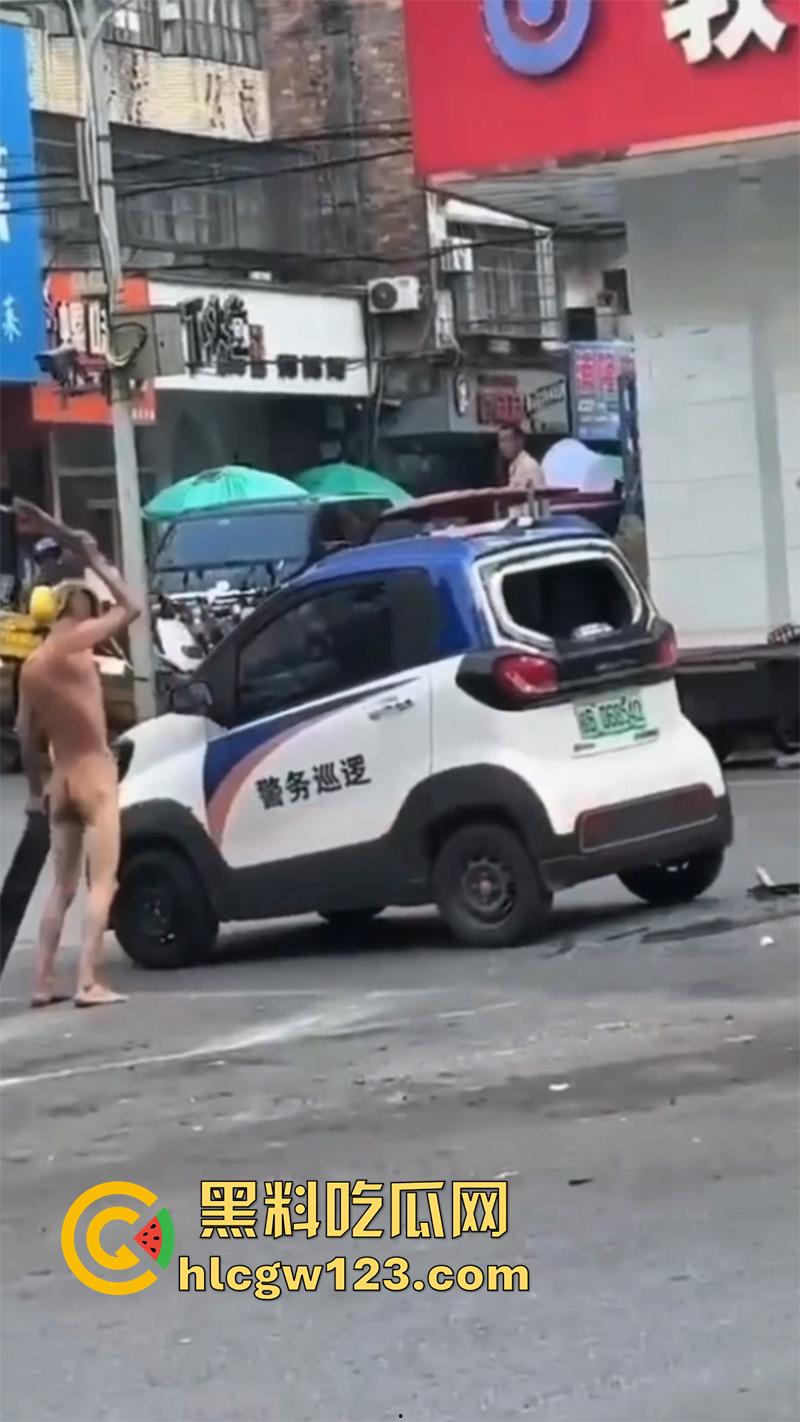 广西柳州惊现裸男,小黄毛疑似吸毒,大热天赤裸全身裸奔,到处砸车打人,被警察当场逮捕! 第4张 广西柳州惊现裸男,小黄毛疑似吸毒,大热天赤裸全身裸奔,到处砸车打人,被警察当场逮捕! 第4张
