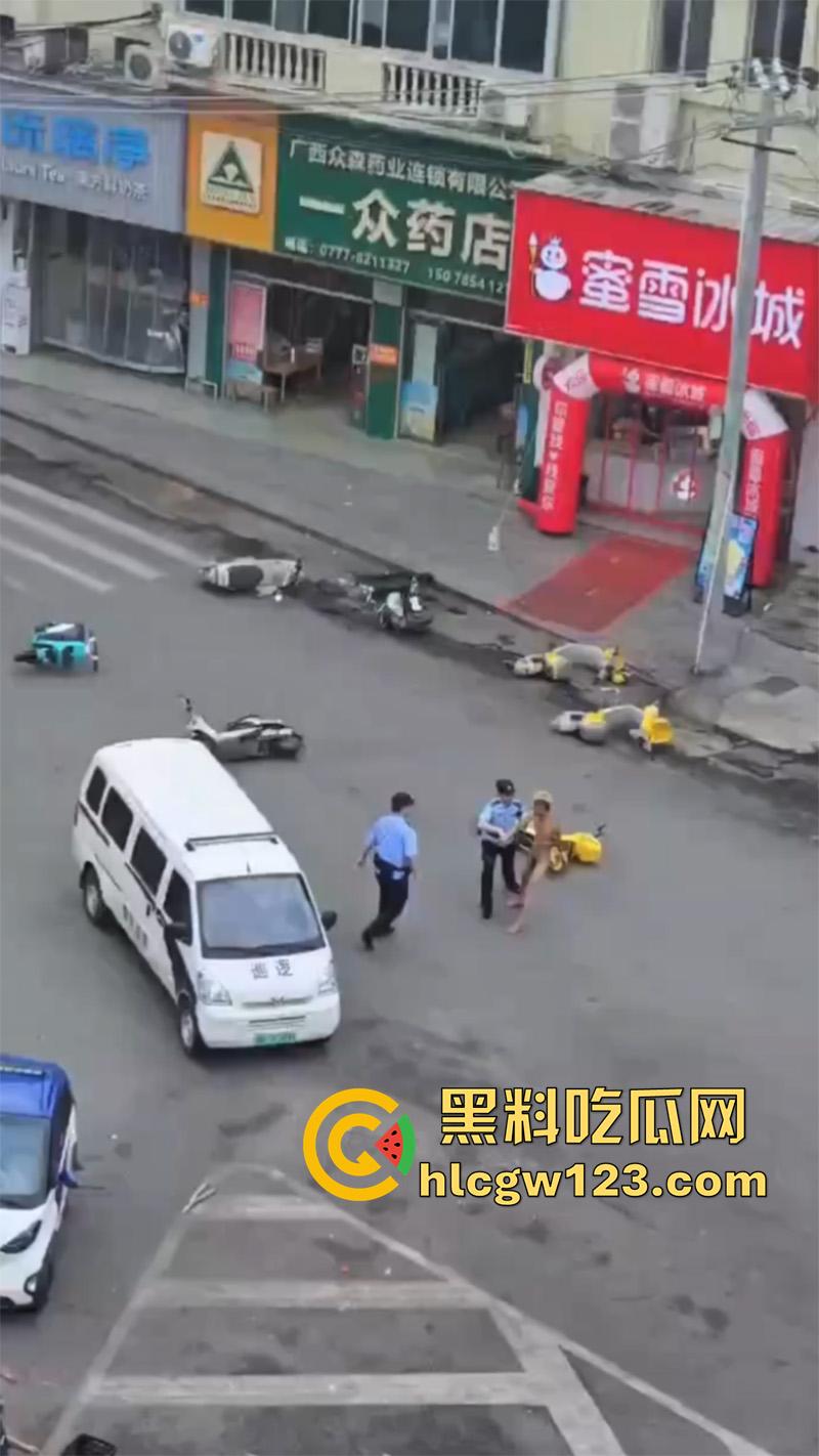 广西柳州惊现裸男,小黄毛疑似吸毒,大热天赤裸全身裸奔,到处砸车打人,被警察当场逮捕! 第5张 广西柳州惊现裸男,小黄毛疑似吸毒,大热天赤裸全身裸奔,到处砸车打人,被警察当场逮捕! 第5张