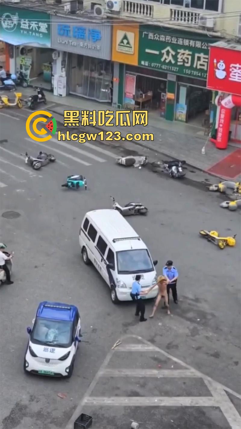 广西柳州惊现裸男,小黄毛疑似吸毒,大热天赤裸全身裸奔,到处砸车打人,被警察当场逮捕! 第6张 广西柳州惊现裸男,小黄毛疑似吸毒,大热天赤裸全身裸奔,到处砸车打人,被警察当场逮捕! 第6张