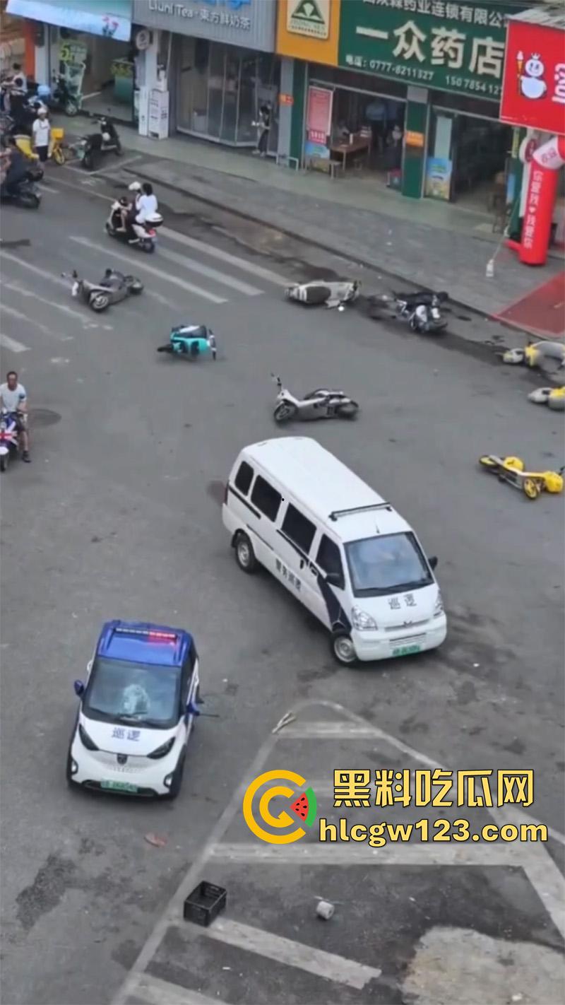 广西柳州惊现裸男，小黄毛疑似吸毒，大热天赤裸全身裸奔，到处砸车打人，被警察当场逮捕！  第7张