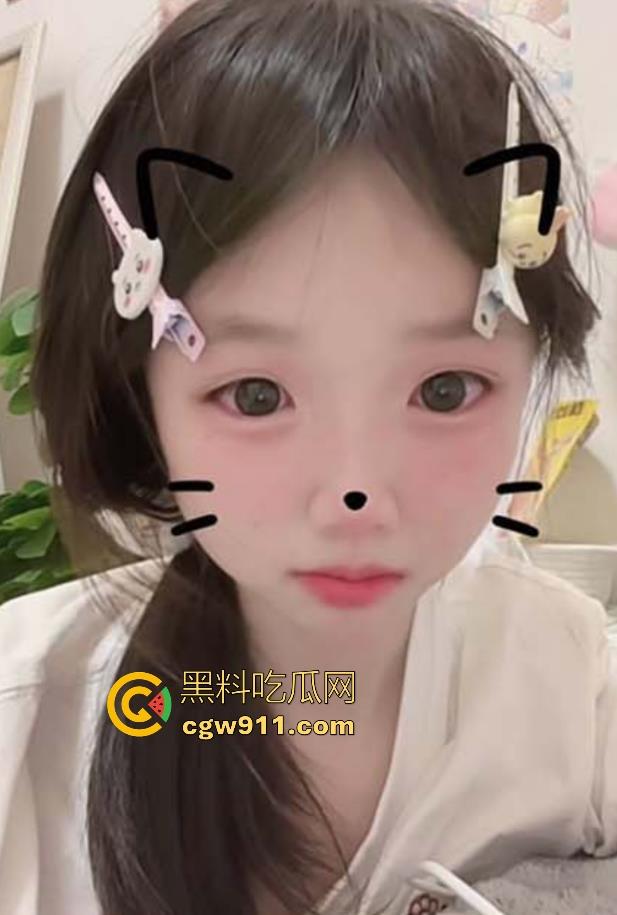 抖音可爱清纯网红【她那颗泪痣】约炮金主不雅视频流出，平日任凭金主调教各种私拍，极其反差淫荡！  第4张