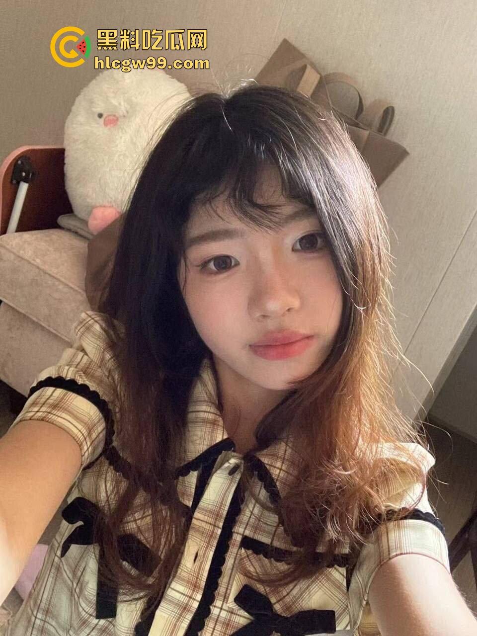 师范大学刚毕业的老师『 曹颖 』台上教语文台下当母狗，课堂上严肃教书，私下穿情趣装爱喝精液舔脚求疼爱！  第1张