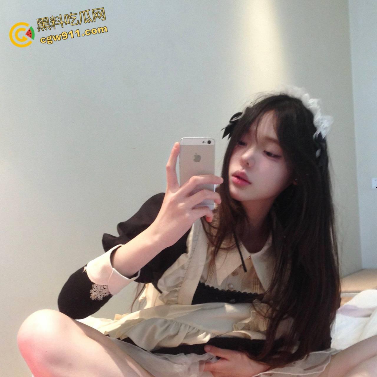 高人气清纯女神【小小绘】，白虎美乳大长腿，清纯少女瞬间化身骚母狗，极品身材堪称完美炮架！  第1张