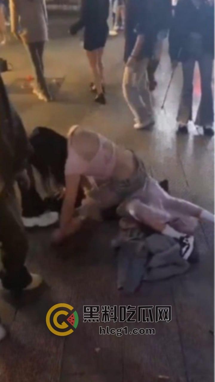 河南精神小妹夜市边上上演疯狂打架秀，互扯头发对扇脸，围观小妹热情助威！  第1张