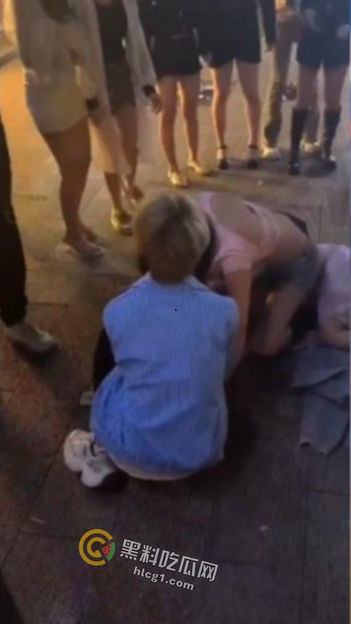 河南精神小妹夜市边上上演疯狂打架秀，互扯头发对扇脸，围观小妹热情助威！  第3张