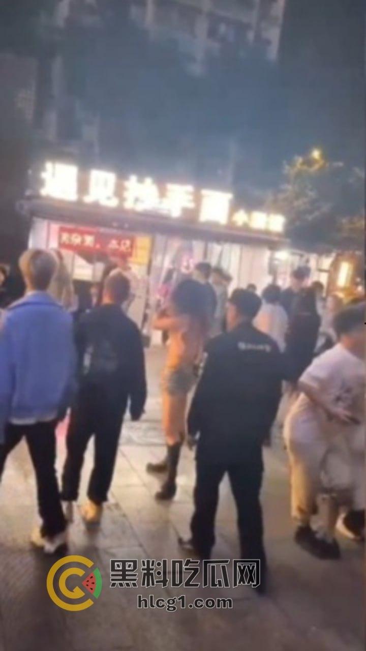 河南精神小妹夜市边上上演疯狂打架秀，互扯头发对扇脸，围观小妹热情助威！  第5张