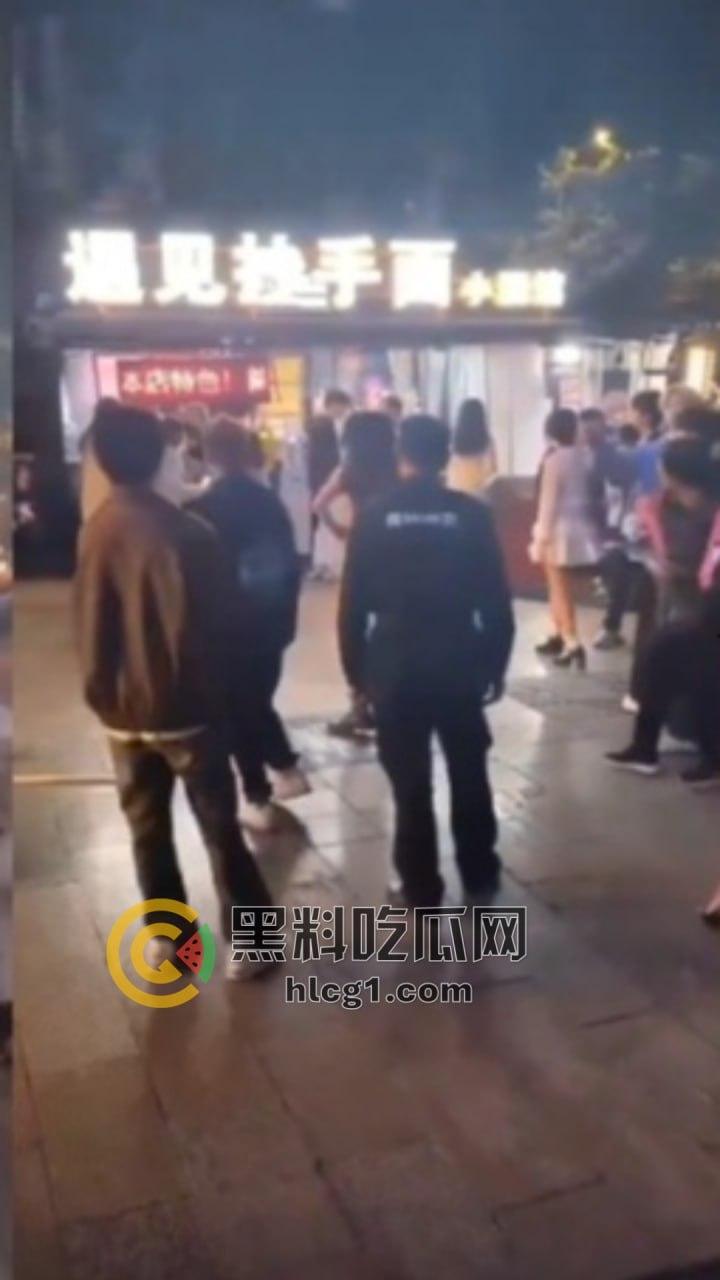 河南精神小妹夜市边上上演疯狂打架秀，互扯头发对扇脸，围观小妹热情助威！  第6张