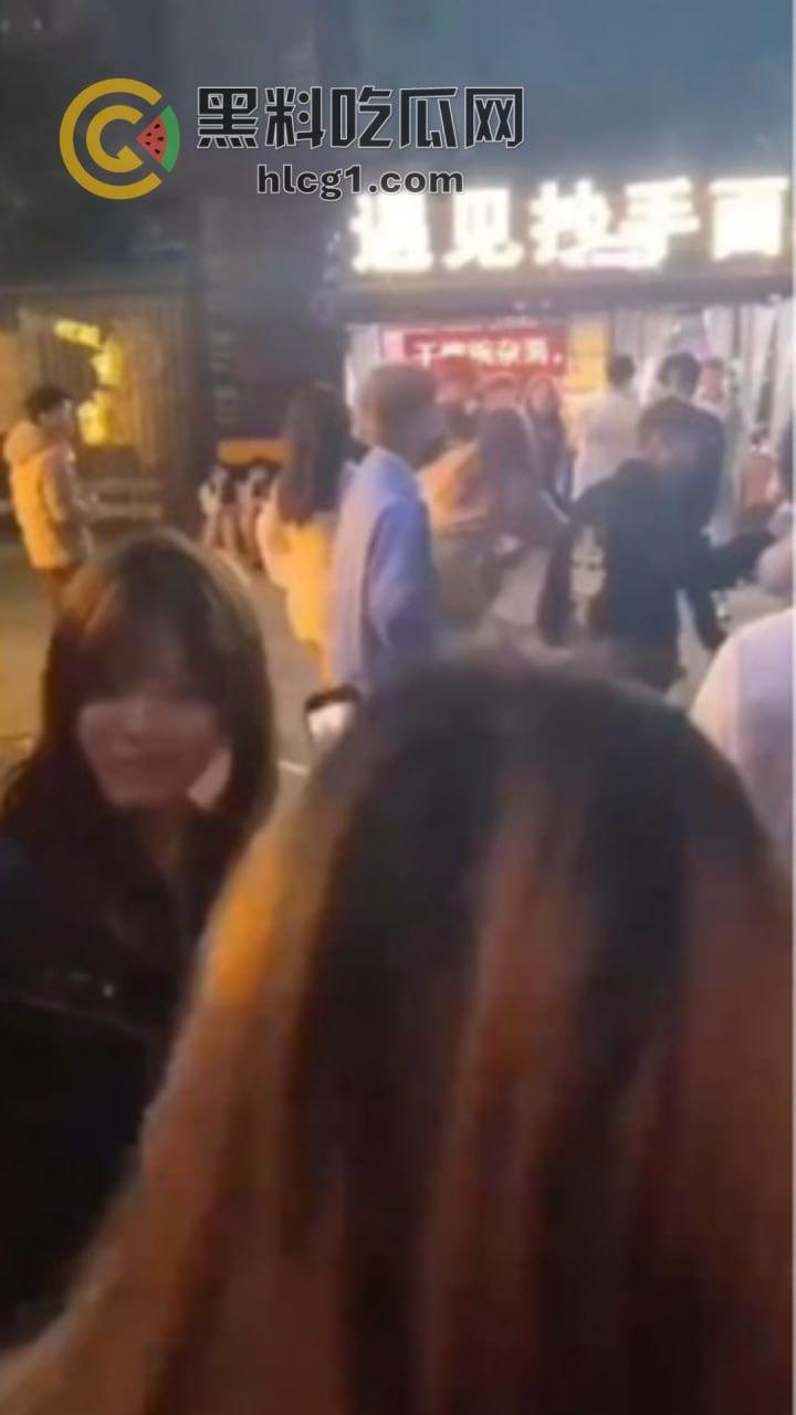 河南精神小妹夜市边上上演疯狂打架秀，互扯头发对扇脸，围观小妹热情助威！  第7张
