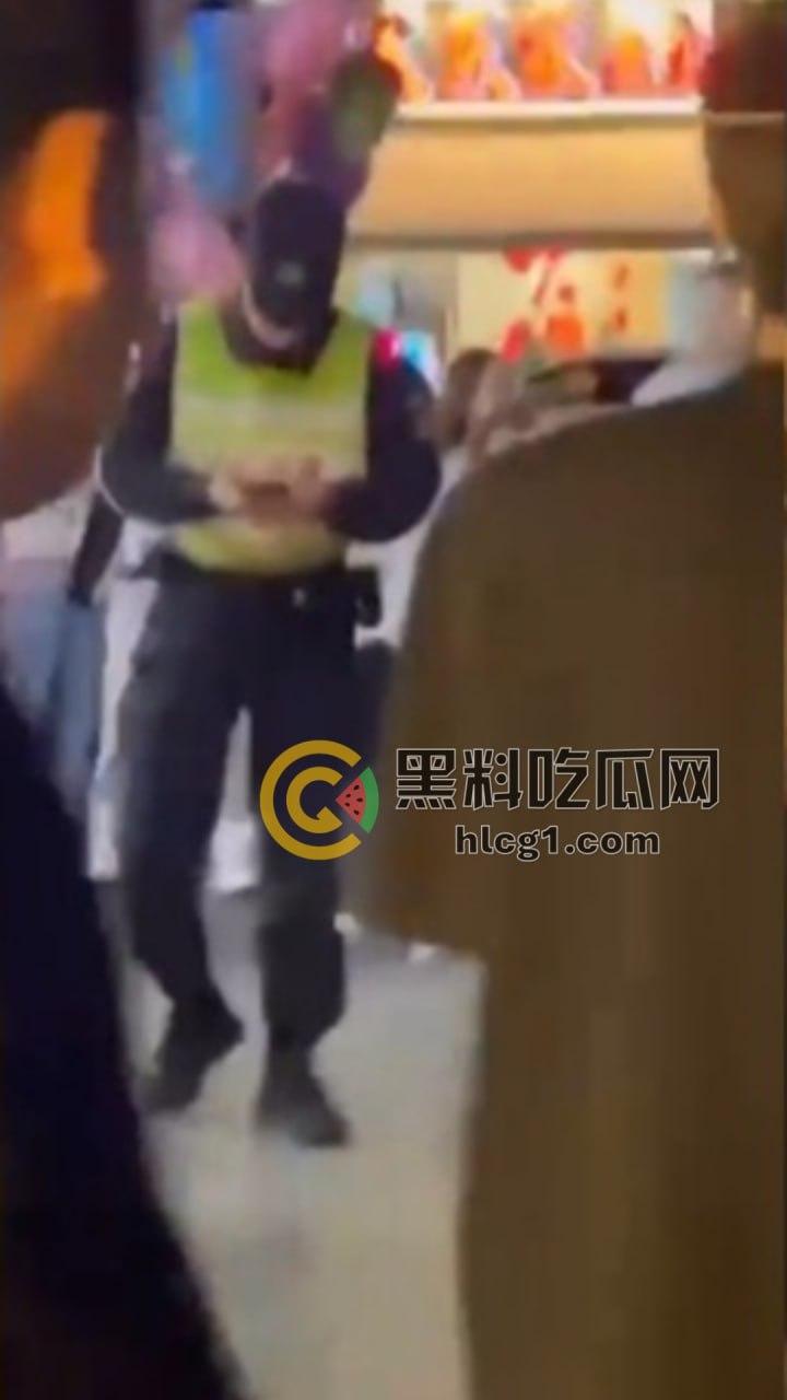 河南精神小妹夜市边上上演疯狂打架秀，互扯头发对扇脸，围观小妹热情助威！  第9张